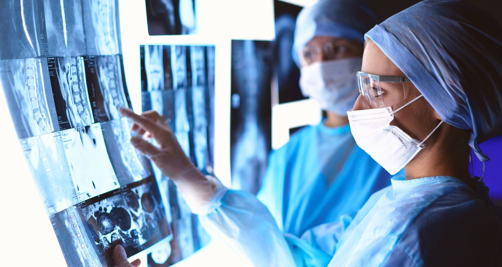 female-surgeon-analising-radiology-scans-representing-serious-injury-compensation-claims