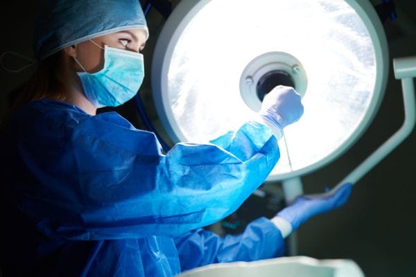 female-doctor-setting-the-surgical-light-concept-representing-medical-negligence-compensation-claims